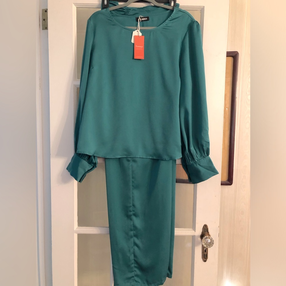 SATIN TWO PIECE SET 
LONG SLEEVE WIDE LEG FORREST GREEN Size‎ XL NWT